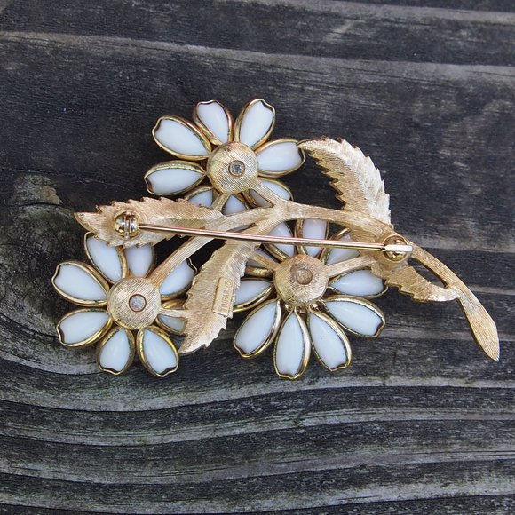 1949 Trifari Woodland Fantasies Milk Glass Brooch - Picture 6 of 7